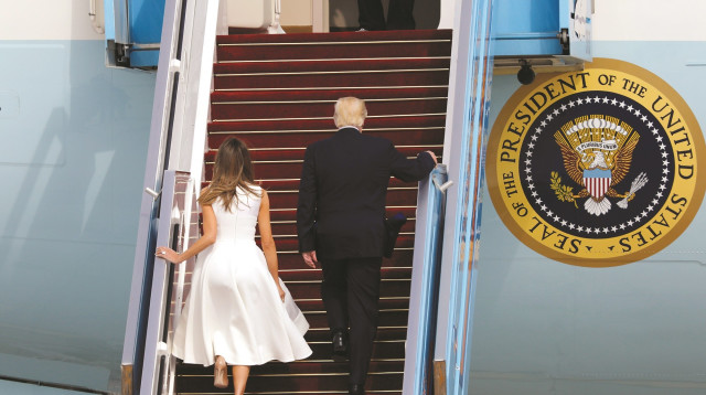 דונלד טראמפ ורעייתו עוזבים את ישראל (צילום: רויטרס)