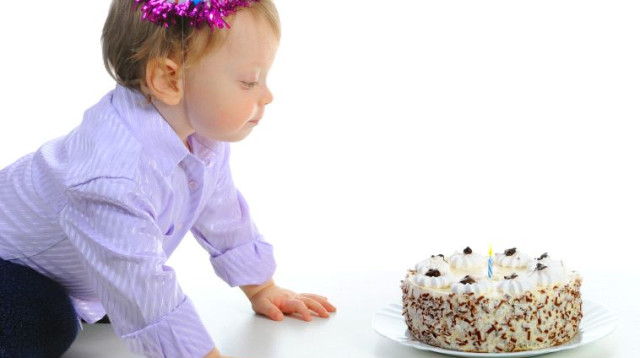תינוק חוגג יום הולדת (צילום: אינג אימג')