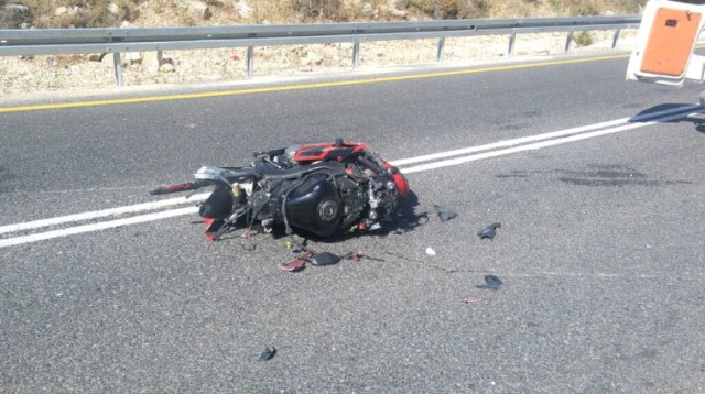 זירת התאונה בכביש 465  (צילום: דוברות מד"א)