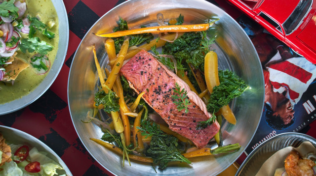 מנת הסלמון (צילום: אנטולי מיכאלו)