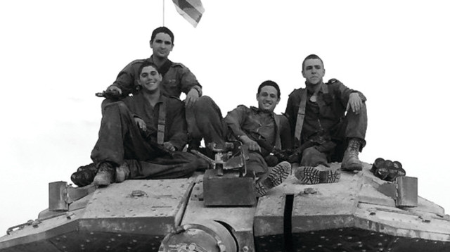 מייקי עם חייליו (צילום: דובר צה"ל)