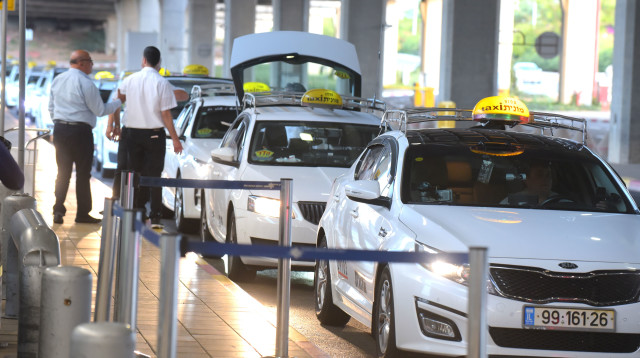 מוניות הדר לוד בנתב"ג (צילום: אבשלום ששוני)