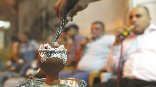 עישון נרגילה (צילום: נתי שוחט, פלאש 90)