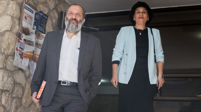 יפה ואריה דרעי יוצאים מביתם בירושלים לחקירה בלהב 433 (צילום: יונתן זינדל, פלאש 90)