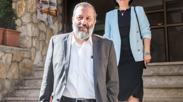 יפה ואריה דרעי יוצאים מביתם בירושלים לחקירה בלהב 433 (צילום: יונתן זינדל, פלאש 90)