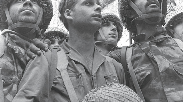 ד"ר יצחק יפעת בתמונת שלושת החיילים בכותל (צילום: דוד רובינגר, לע"מ)