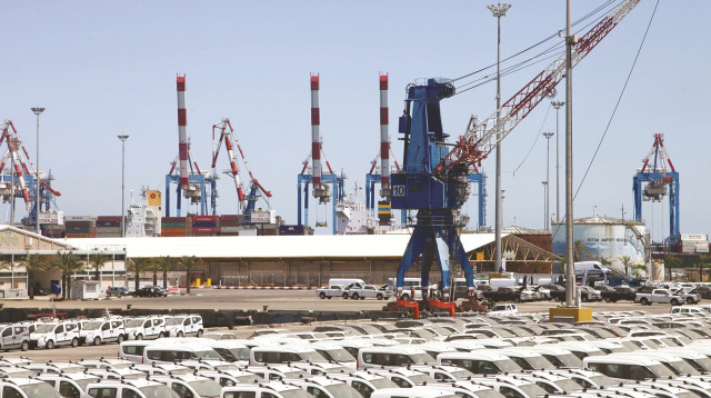 מסוף ייבוא למכוניות (צילום: יצחק הררי, פלאש 90)