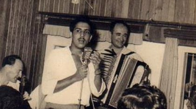 אבשלום כהן בהופעה עם בני פנחסי בשנות ה-50 (צילום: ויקיפדיה)
