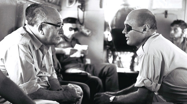 משה דיין ולוי אשכול לאחר מלחמת ששת הימים (צילום: אילן ברונר, לע''מ)