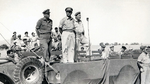 משה דיין בנאום הניצחון אחרי מבצע קדש (צילום: דובר צה"ל)