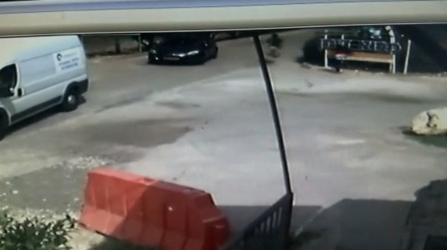 תיעוד פיגוע הדקירה במבוא דותן (צילום: מצלמות אבטחה)