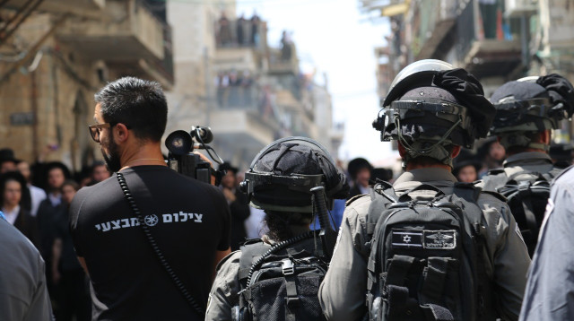 תקיפת שוטרים במאה שערים (צילום: דוברות המשטרה)