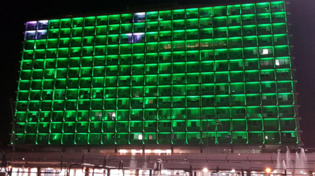 בניין עיריית תל אביב מואר בירוק (צילום: יח"צ)