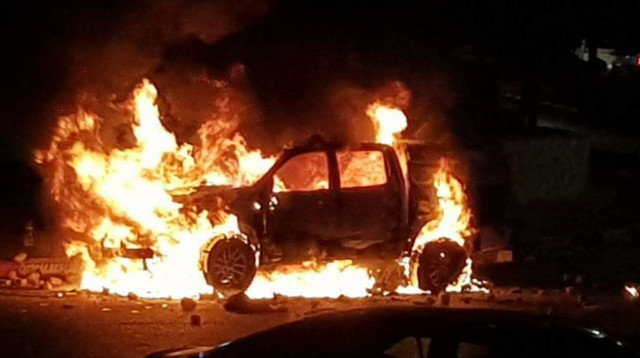 ניידת משטרה עולה באש בכפר קאסם (צילום: משטרת ישראל)