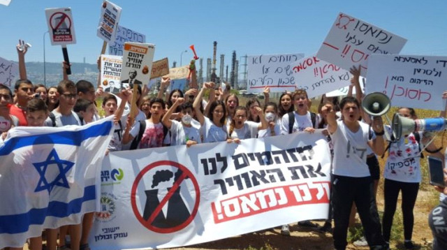 הפגנת התלמידים נגד הרחבת מפעל בז"ן (צילום: מגמה ירוקה)