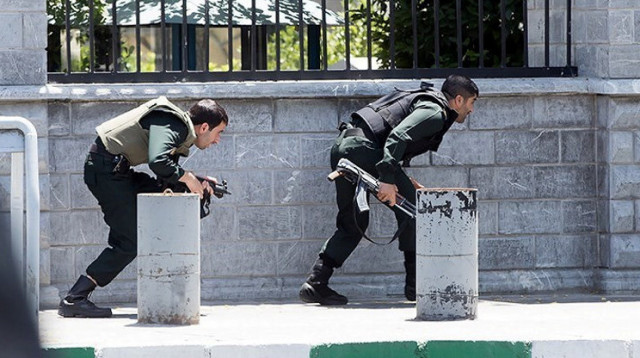 כוחות הביטחון האיראניים מקיפים את התוקפים (צילום: רויטרס)