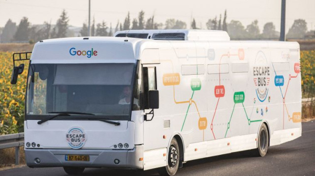אוטובוס הבריחה של גוגל (צילום: תומר פולטין)