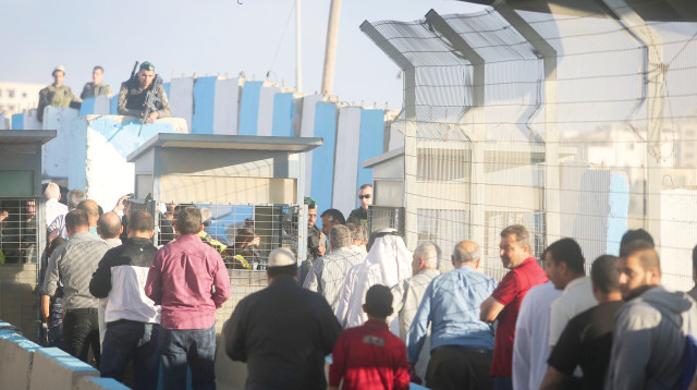 שוטרים ופלסטינים במחסום קלנדיה (צילום: פלאש 90)