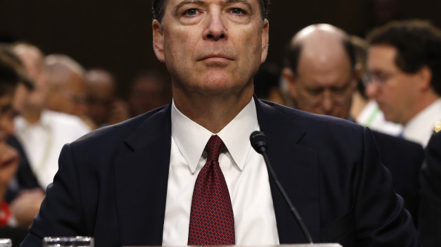 ג'יימס קומי על שולחן העדים (צילום: רויטרס)