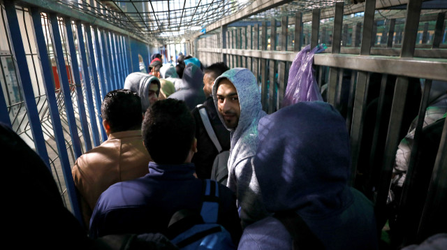 פלסטינים במחסום (צילום: רויטרס)