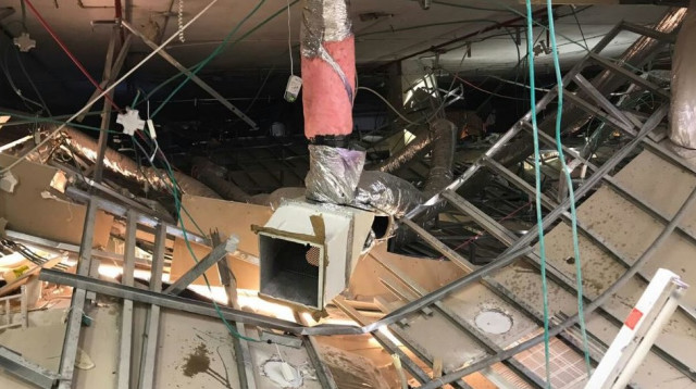 קריסת תקרה באולם בירושלים (צילום: יוסף זיאת)