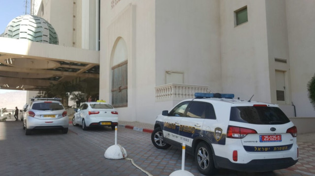 ניידת משטרה באזור מלון הרודס באילת (צילום: אלון חכמון)