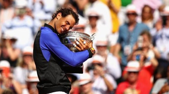 רפאל נדאל עם הגביע של רולאן גארוס (צילום: AFP)