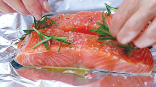 נתח סלמון ברוזמרין (צילום: פסקל פרץ רובין)