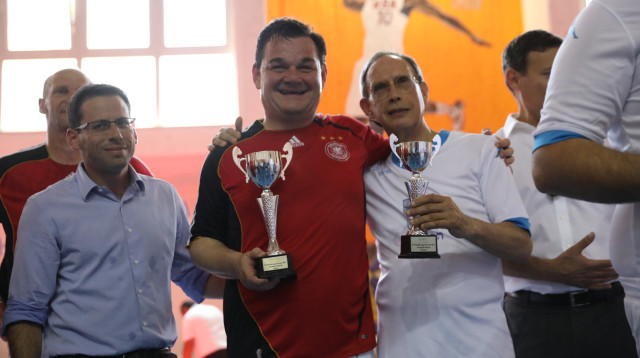 ח"כ נחמן שי עם הגביע (צילום: דוברות הכנסת, נועם ריבקין פנטון)