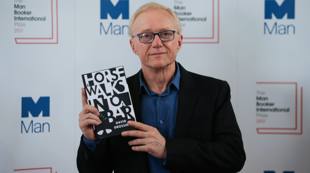 דויד גרוסמן עם ספרו הזוכה במאן בוקר (צילום: AFP)