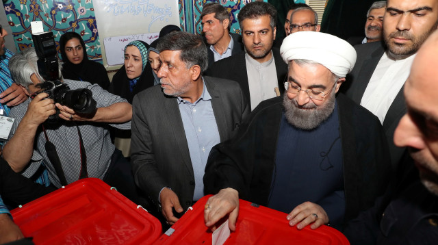 רוחאני מצביע בבחירות באיראן (צילום: רויטרס)
