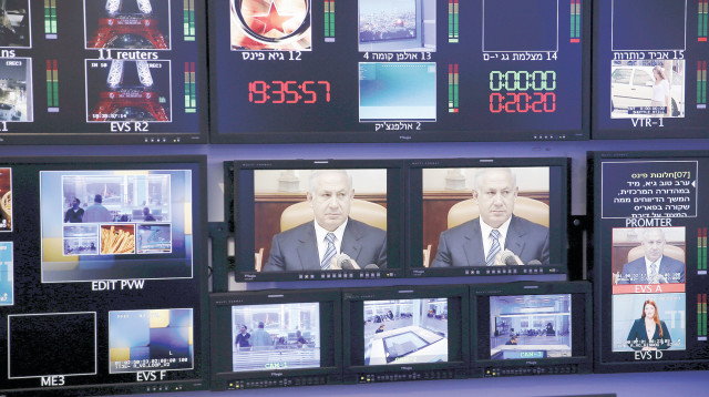 נתניהו על מסכי ערוץ 10 (צילום: רויטרס)