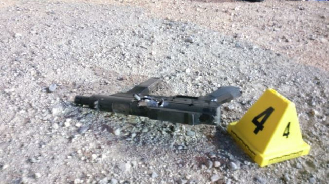 הנשק המאולתר שנשא אחד המחבלים (צילום: דוברות המשטרה)