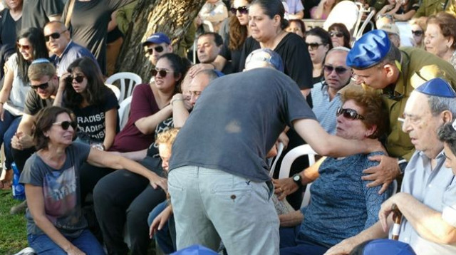 משפחתו של יובל מנע בהלווייתו (צילום: אבשלום ששוני)