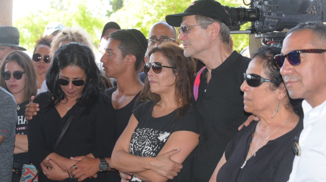 משפחתה של אופירה יוספי בהלווייתה  (צילום: אבשלום ששוני)