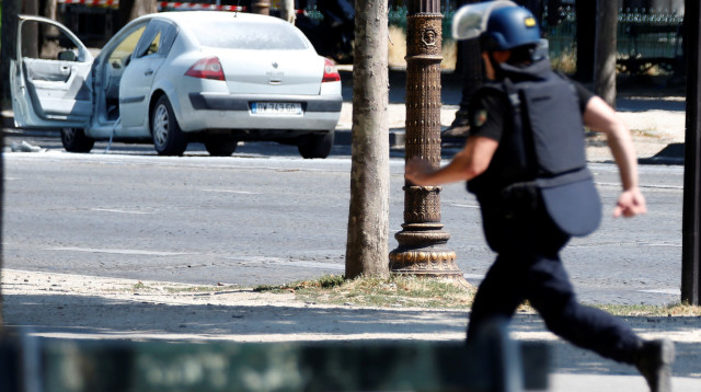 ניסיון פיגוע דריסה בפריז (צילום: רויטרס)