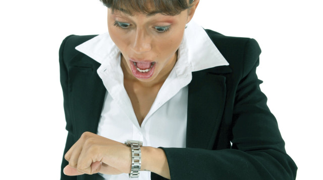 אישה מביטה בשעון (צילום: אינג אימג')