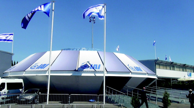 הביתן דמוי הצלחת המעופפת של התעשייה האווירית בסלון האווירי בפריז (צילום: גדעון קוץ)