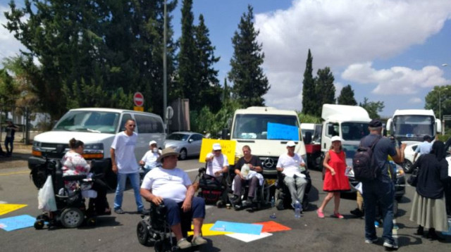 הפגנת הנכים בכניסה לנתב"ג  (צילום: דוברות המשטרה)