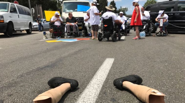 הפגנת הנכים סמוך לנתב"ג  (צילום: אבשלום ששוני)