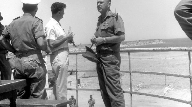 יצחק רבין מבקר בשארם א שייח' במהלך ששת הימים (צילום: אלכס אגור, "במחנה" באדיבות ארכיון צה"ל במשרד הביטחון ו"במחנה")