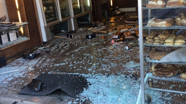 השמשה המרוסקת בקונדיטוריית שמו (צילום: יוחאי שמו)