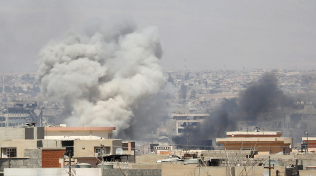 הפצצות של צבא עיראק בקרבות במוסול (צילום: רויטרס)