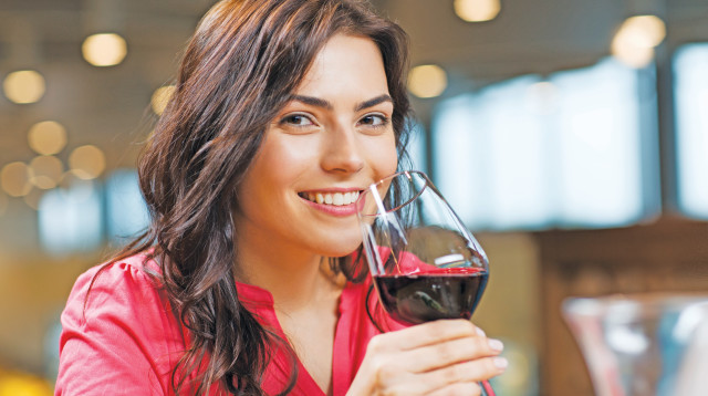 אישה בבר (צילום: אינג אימג')