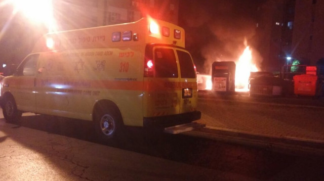 רכב עולה באש באשקלון (צילום: מד"א)