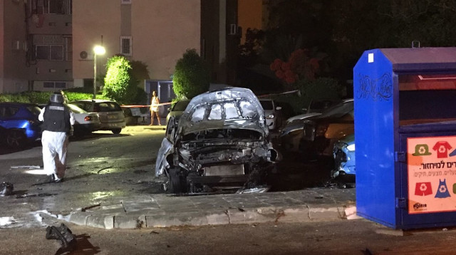 הרכב שעלה באש באשקלון (צילום: דוברות המשטרה)