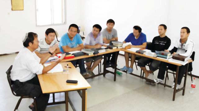 כיתת גיור, למצולמים אין קשר לנאמר (צילום: גרשון אלינסון, פלאש 90)