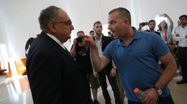 הורה מתעמת עם מנהל בית החולים הדסה, פרופ' זאב רוטשטיין (צילום: יונתן זינדל, פלאש 90)