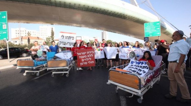 הפגנת הדסה בכניסה לעיר (צילום: מרק ישראל סלם)