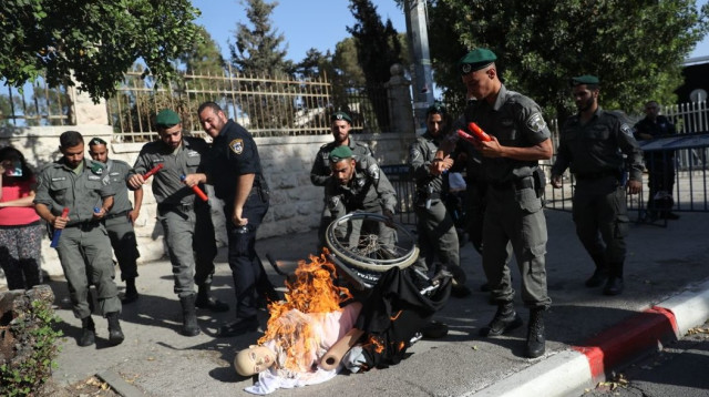 מפגינים מציתים בובה, הפגנת הנכים (צילום: יונתן זינדל, פלאש 90)